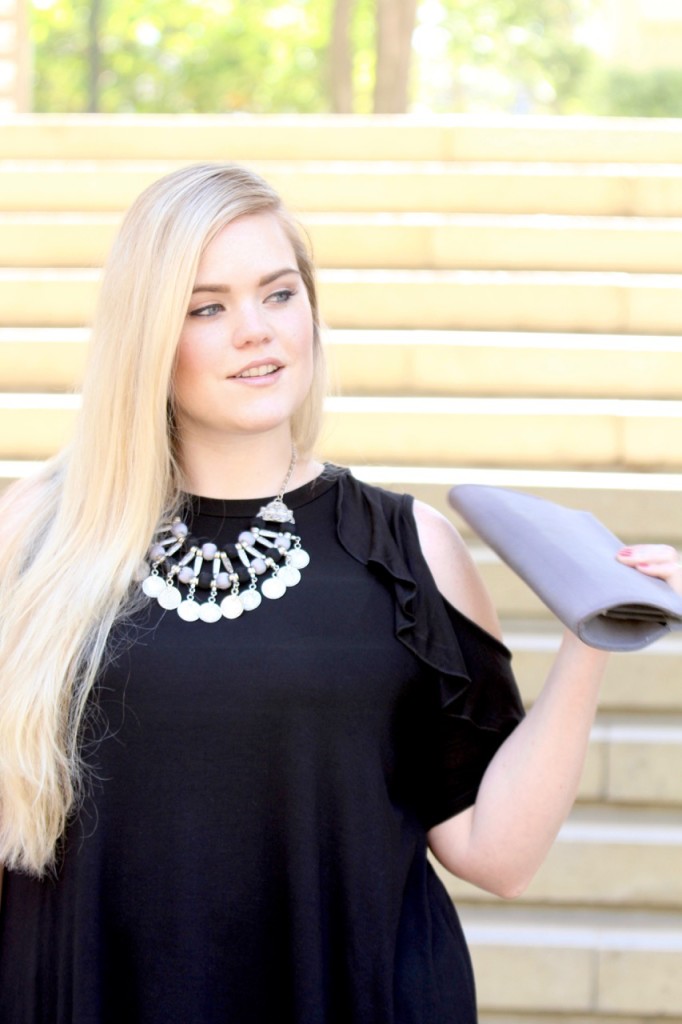 Cold Shoulder Vibes - Statement necklace and vintage clutch