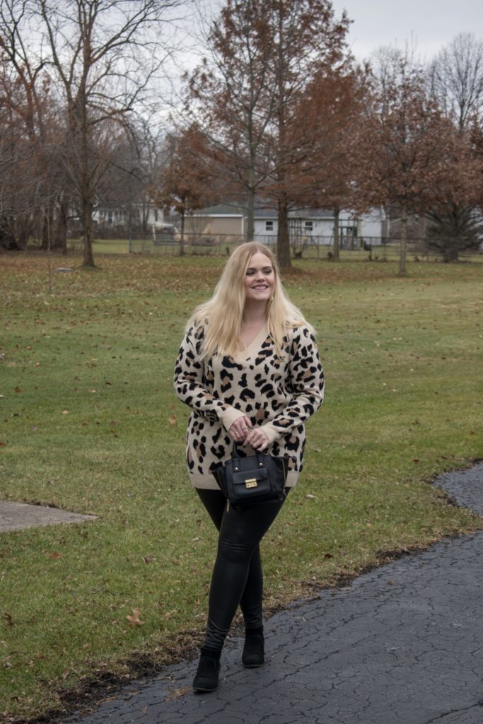 Chicago blogger wearing leopard tunic and leggings 